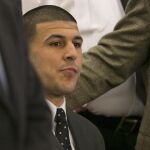 Aaron Hernández, exjugador de los Patriots, escucha el veredicto que le declara culpable de asesinato en primer grado