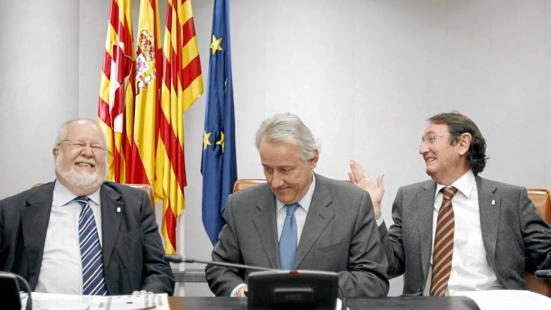 El presidente de la Diputación, Salvador Esteve (CiU), ríe de un comentario del vicepresidente, el popular Ramon Riera, ante Josep Llobet