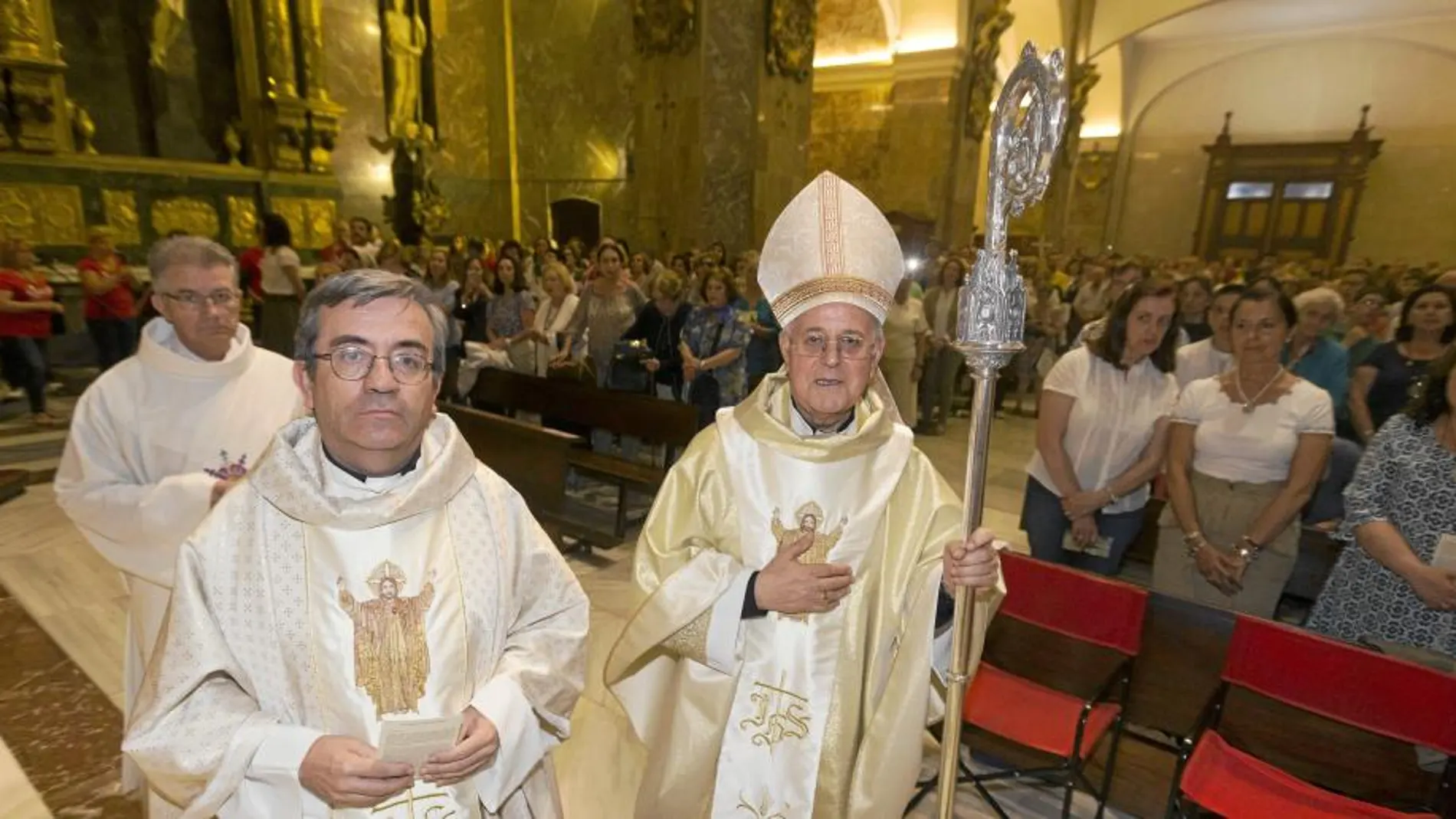 El cardenal y arzobispo de Valladolid, Ricardo Blázquez, junto al vicario de la Diócesis de Valladolid, Luis Argüello, en la eucaristía en la Catedral de Valladolid