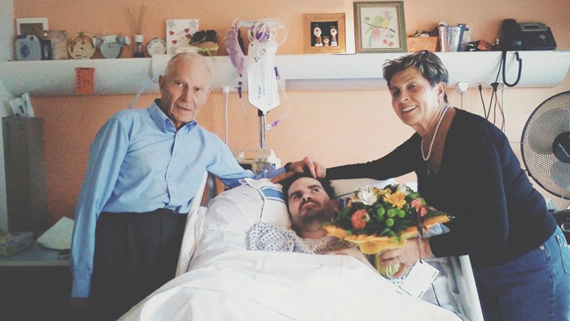 Los padres de Vincent Lambert junto a su hijo en el Hospital de Reims, donde permanece en estado vegetativo