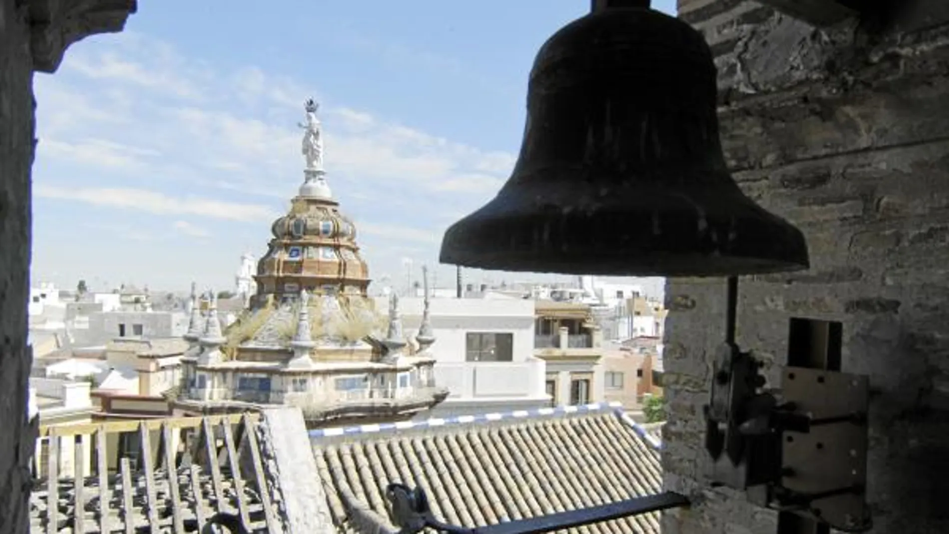 La obra en las cubiertas avanza sin que haya garantías de continuidad en el interior del templo