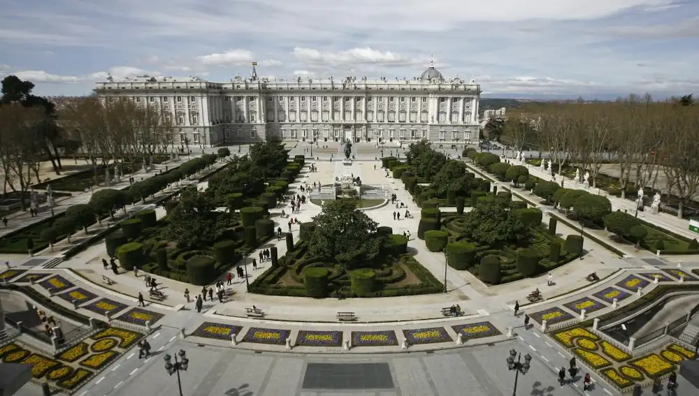 Vista general de la plaza de Oriente y del Palacio Real.