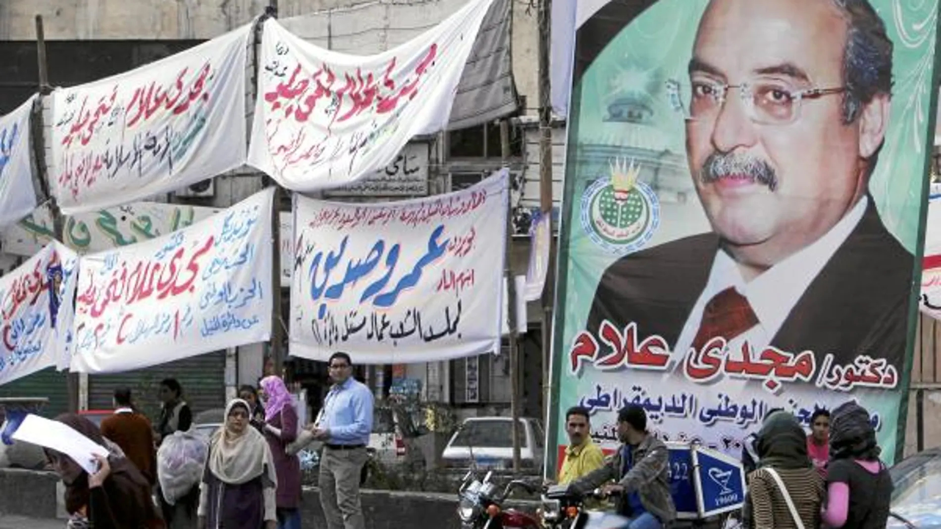 Carteles y pancartas de propaganda de uno de los candidatos oficialistas, ayer en El Cairo