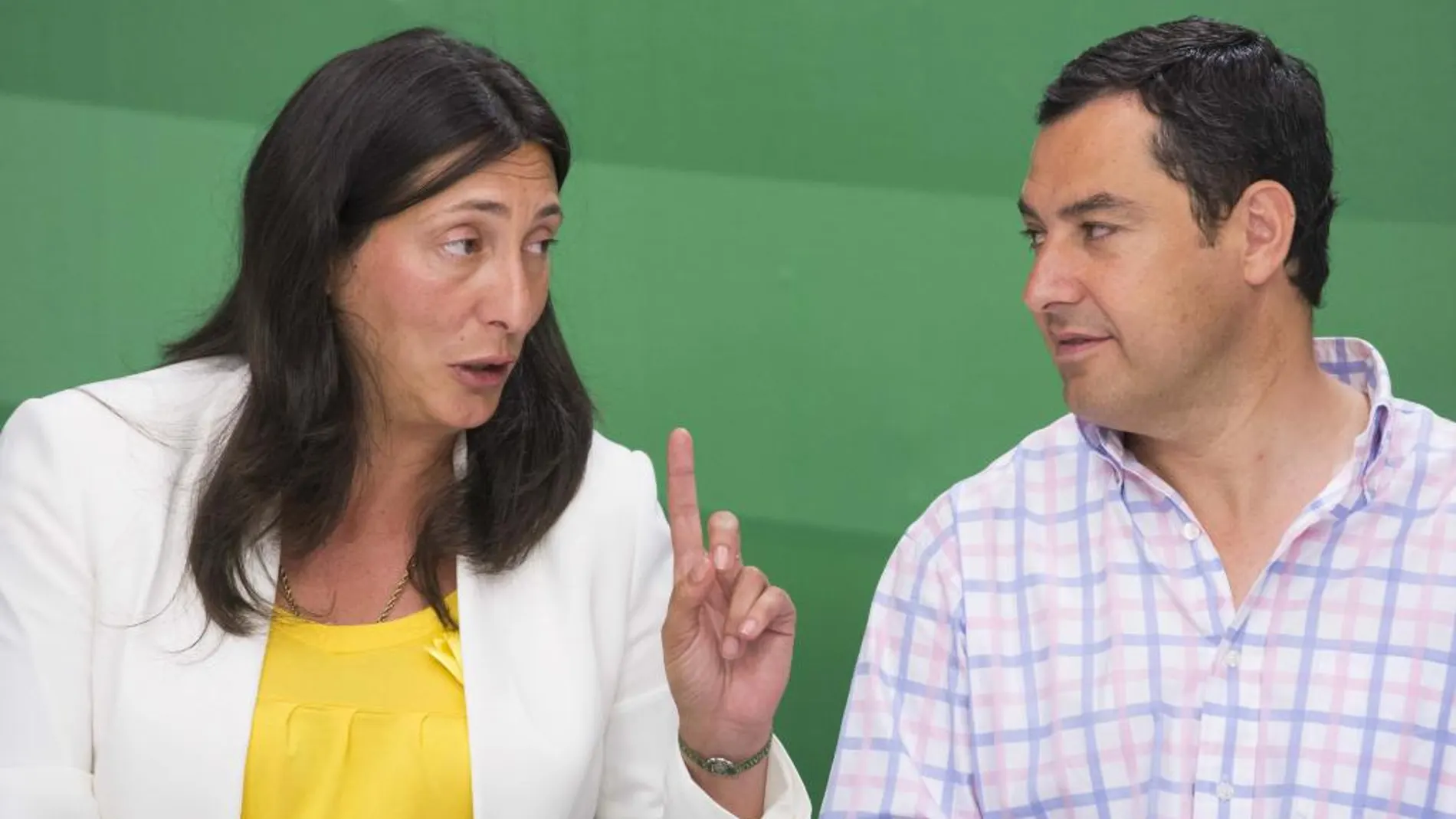 La secretaria general del PP-A, Dolores López, junto al presidente de los populares andaluces, Juanma Moreno