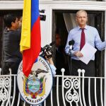 Imagen de archivo del fundador de WikiLeaks, el australiano Julian Assange, se dirige a los medios y a sus seguidores desde un balcón de la embajada de Ecuador en Londres (19/08/2012)