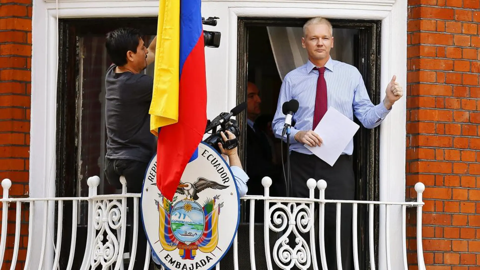 Imagen de archivo del fundador de WikiLeaks, el australiano Julian Assange, se dirige a los medios y a sus seguidores desde un balcón de la embajada de Ecuador en Londres (19/08/2012)