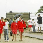 Miembros de la Guardia Civil y de la Cruz Roja, junto a la caseta de la playa que levantó el temporal