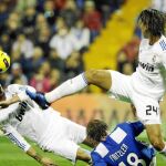Sergio Ramos y Khedira luchan por la posesión del balón con el jugador del Hércules Fritzler