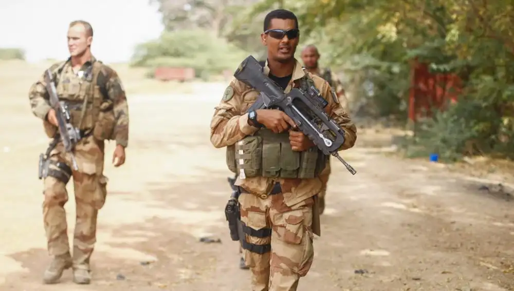 Soldados franceses patrullan la ciudad de Diabaly, en el norte de Malí