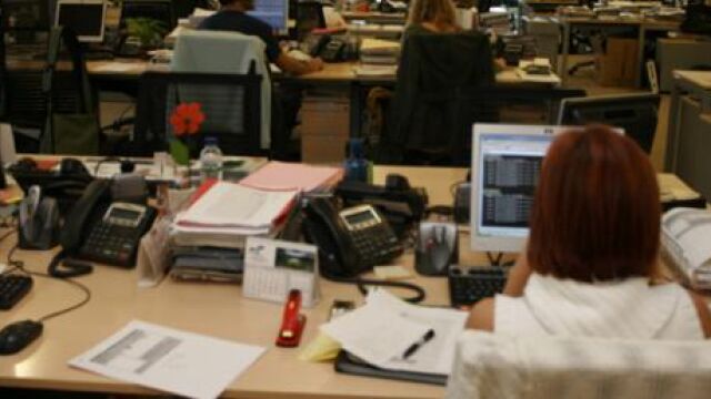 La crisis económica reduce el absentismo laboral en las empresas