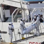 Miembros de la Guardia Costera italiana desembarcan los cuerpos sin vida de 24 inmigrantes del barco Gregoretti en el puerto de la Valeta en Malta.