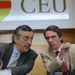 El ex presidente del Gobierno José María Aznar conversa con el presidente de la Cope, Alfonso Coronel de Palma