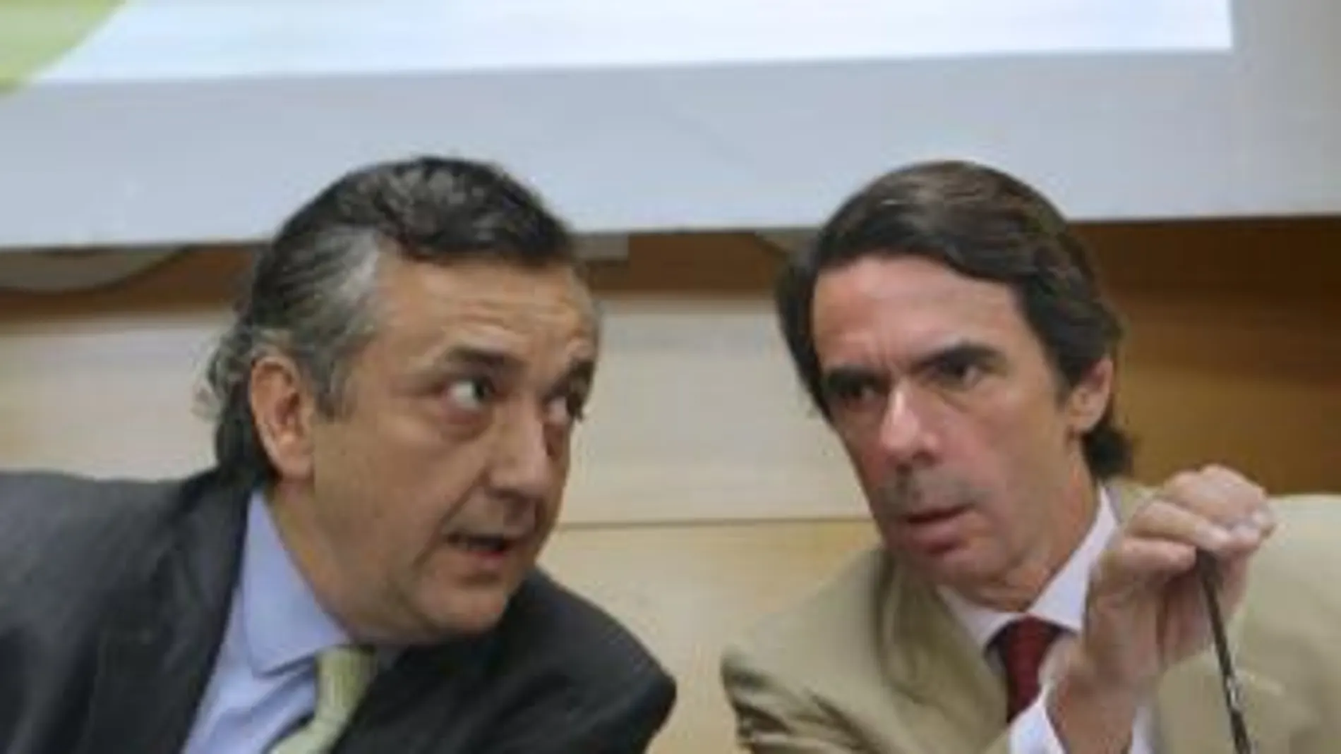El ex presidente del Gobierno José María Aznar conversa con el presidente de la Cope, Alfonso Coronel de Palma