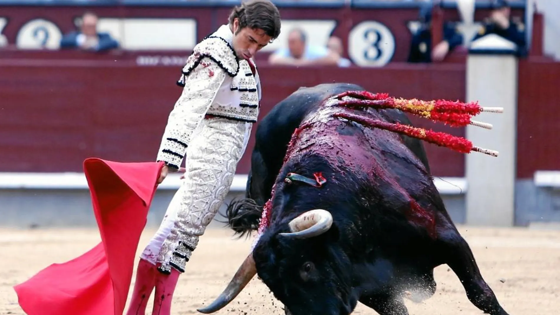 Remate de Fernando Robleño a un toro de Baltasar Ibán en el coso madrileño