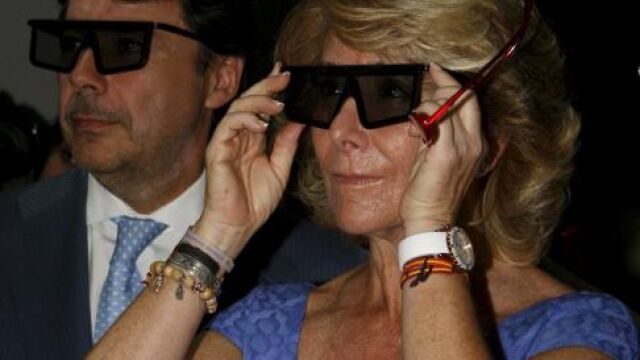 Esperanza Aguirre, junto al vicepresidente regional, Ignacio González (i), y el comisario de la exposición Alfonso Bullón, durante la inauguración de la muestra "La cápsula del tiempo. Del Absolutismo al Liberalismo en los cimientos de Cervantes"