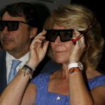 Esperanza Aguirre, junto al vicepresidente regional, Ignacio González (i), y el comisario de la exposición Alfonso Bullón, durante la inauguración de la muestra "La cápsula del tiempo. Del Absolutismo al Liberalismo en los cimientos de Cervantes"