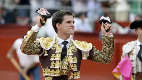 El diestro Julián López "El Juli"da una vuelta al ruedo con dos orejas durante el sexto festejo de la Feria de Salamanca. (15-09-2010)