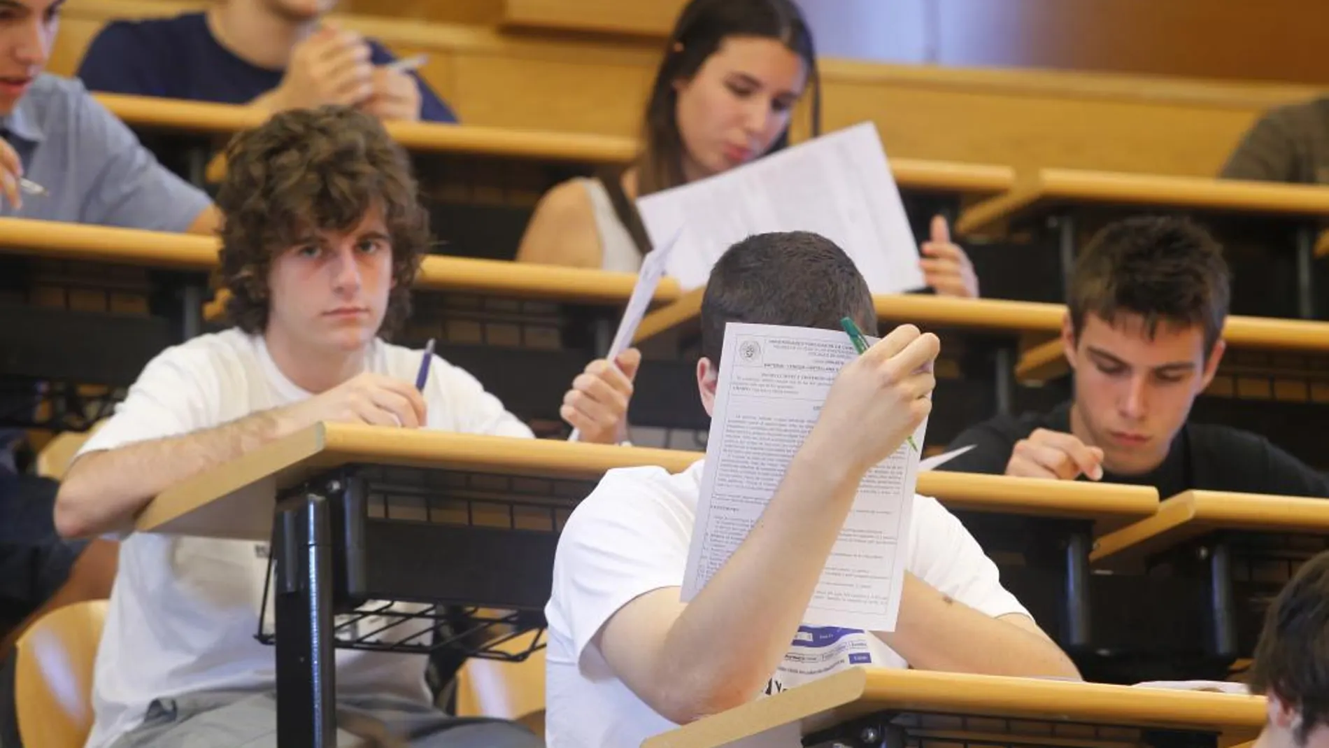 Unos alumnos en un examen de la EVAU