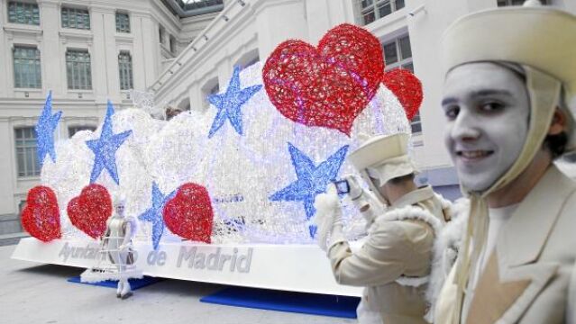 Los ángeles de la guarda que acompañan el Cortejo Real presentaron ayer a los madrileños las carrozas en las que viajarán Melchor, Gaspar y Baltasar