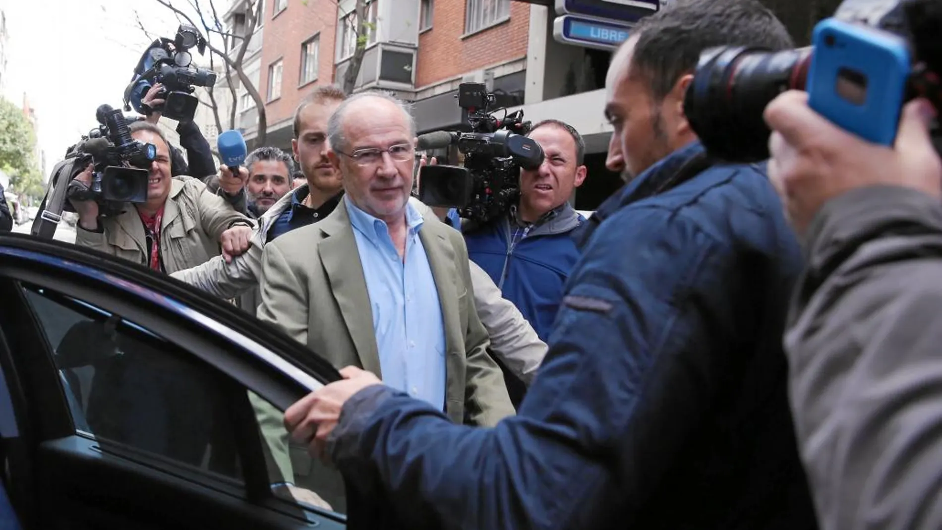 Rodrigo Rato, ayer, a la salida de su domicilio, en el barrio de Salamanca, de Madrid