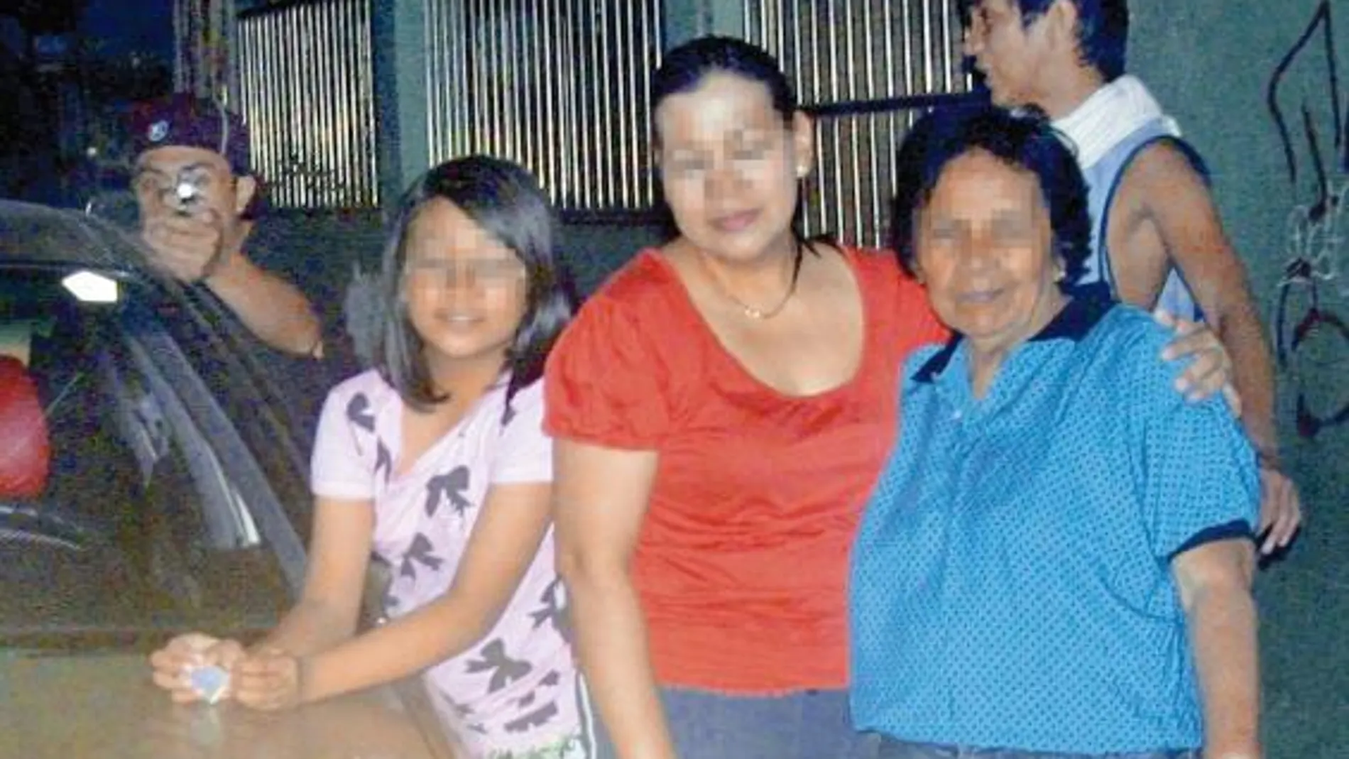 La familia de Reynaldo Dagsa fotografiada al lado del asesino segundos antes de dispararle