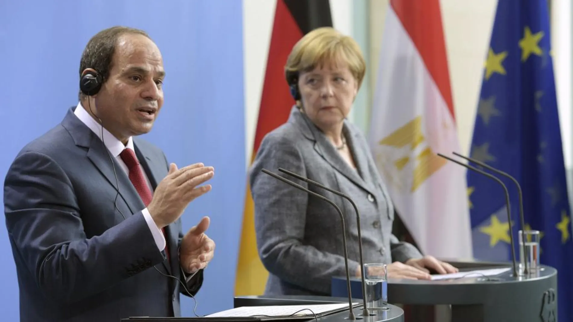 El presidente egipcio, Abdelfatah al Sisi (i), ofrece una rueda de prensa con la canciller alemana, Angela Merkel (d), en la Cancillería de Berlín, Alemania