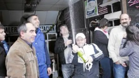 SORPRESA DE REYES. Los vecinos de Ascao salieron a la calle para celebrar la lluvia de millones que cayó en el barrio