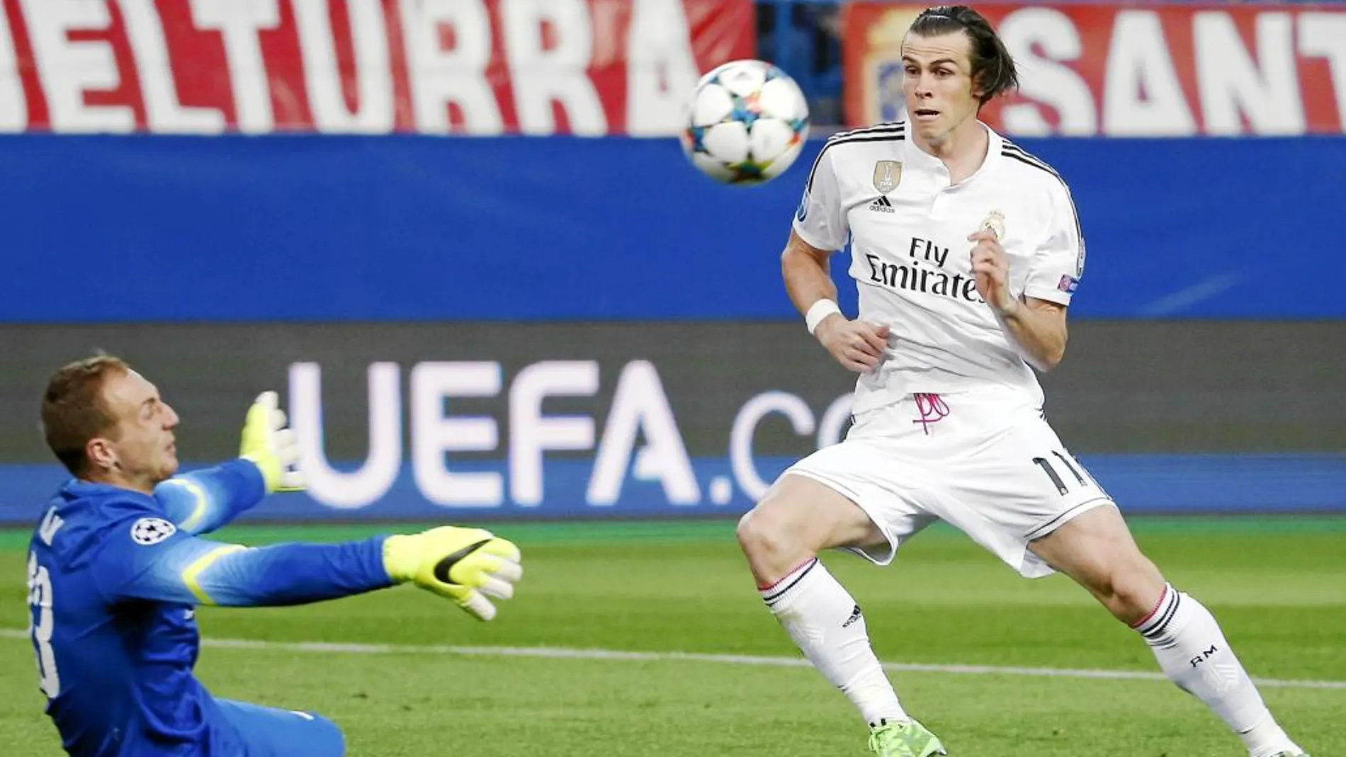 El centrocampista galés del Real Madrid Gareth Bale (d) dispara a puerta ante el portero esloveno del Atlético de Madrid Jan Oblak