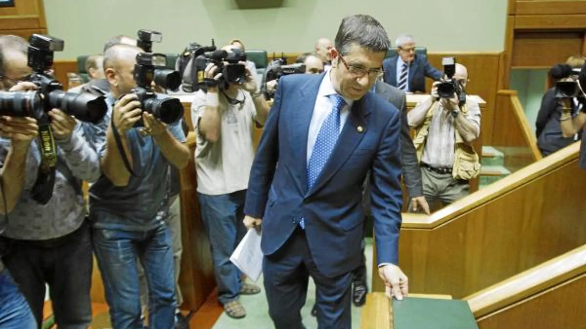 Patxi López, visiblemente serio tras el acuerdo del Gobierno con el PNV, se sube a la tribuna del Parlamento vasco