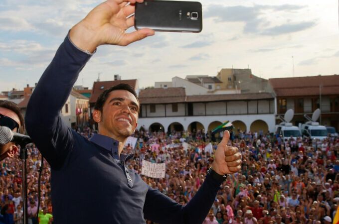 El ciclista español Alberto Contador se fotografía con su teléfono móvil durante el homenaje ofrecido en su localidad natal, Pinto