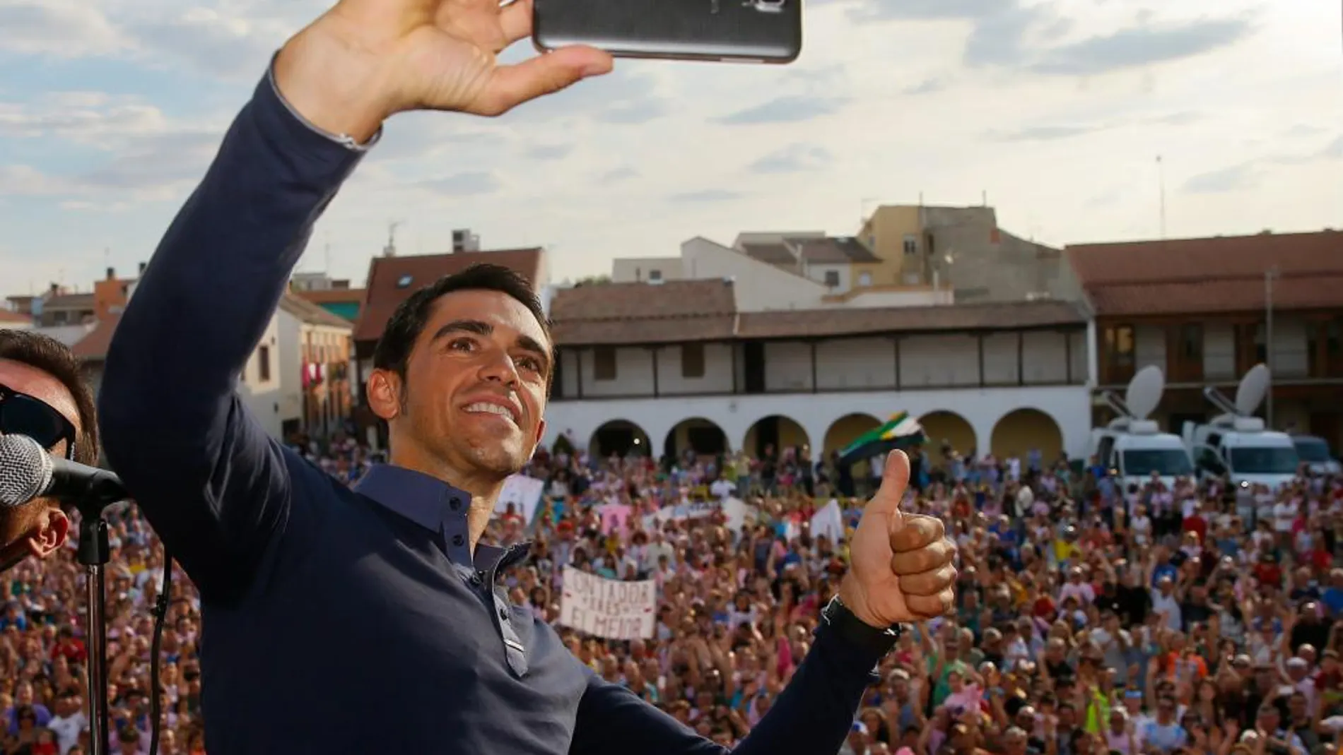 El ciclista español Alberto Contador se fotografía con su teléfono móvil durante el homenaje ofrecido en su localidad natal, Pinto