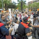 La afición clama por la libertad y corta el tráfico
