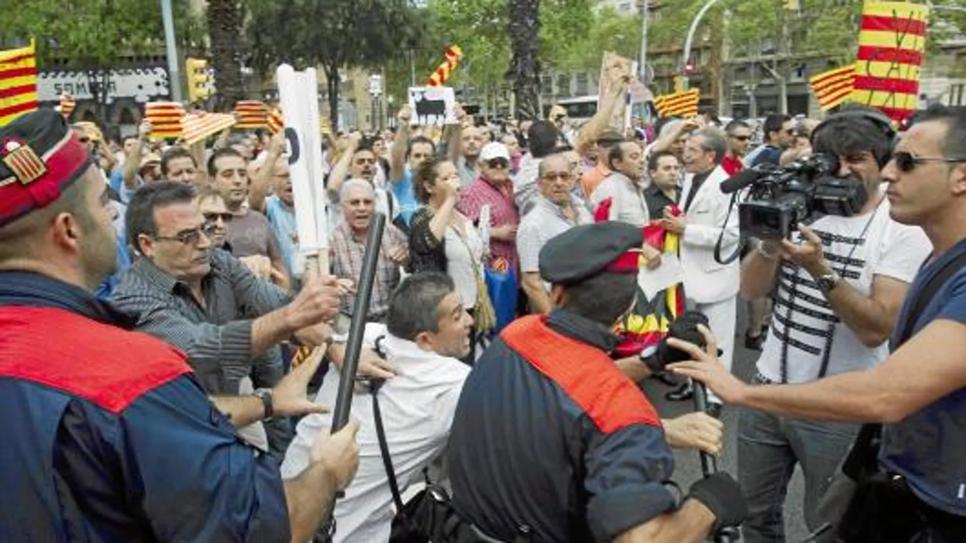 La afición clama por la libertad y corta el tráfico