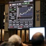 Vista de un panel informativo con las cotizaciones del Ibex 35 (archivo)