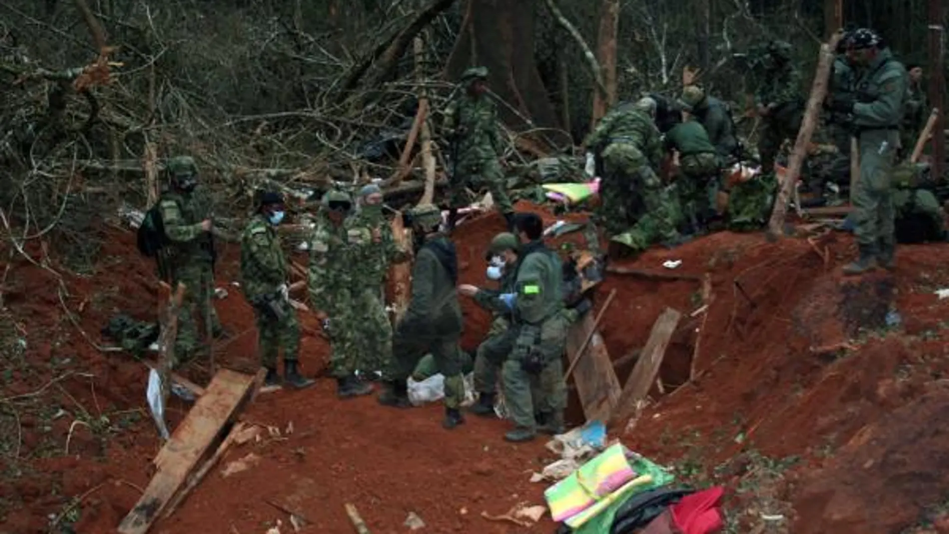 Miembros del Ejército colombiano durante la ocupación del campamento de las FARC donde murió Mono Jojoy