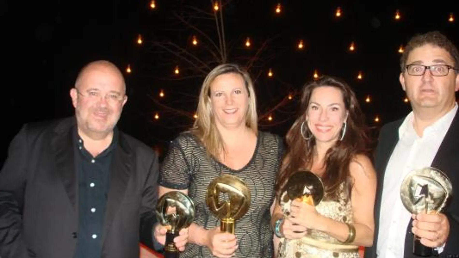 Rita Martín, consejera de turismo del Gobierno de Canarias, y Yolanda Perdomo, viceconsejera de Turismo del Gobierno de Canarias, tras recoger los galardones