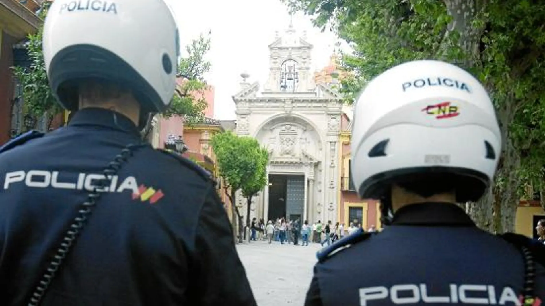 Dos agentes de la Policía Nacional custodian la basílica