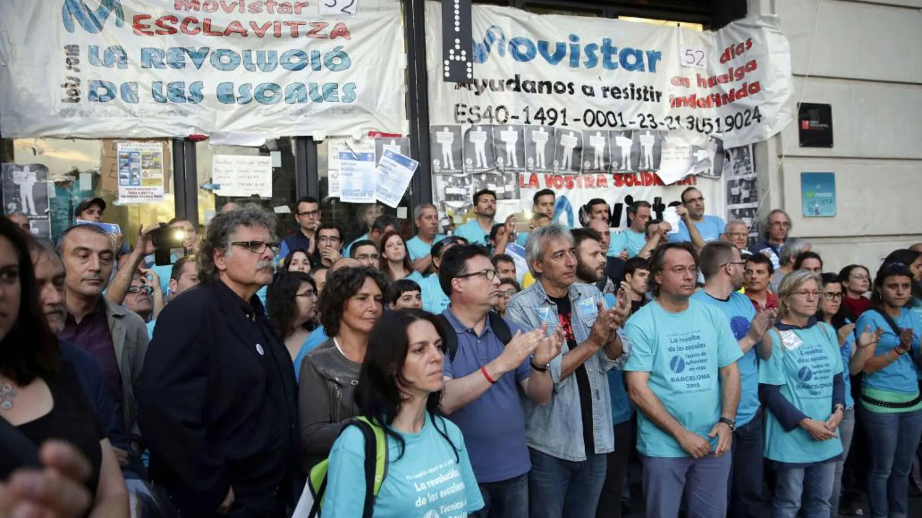 Varios trabajadores subcontratados por Telefónica encerrados en el Mobile World Center (MWC) de Barcelona.