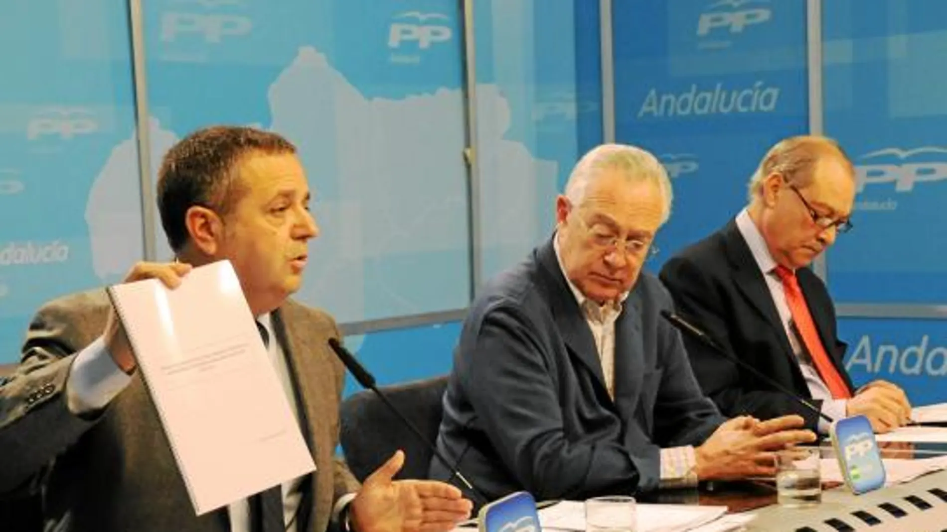 Salvador Fuentes, Jaime Raynaud y Jorge Ramos, ayer, en la sede del PP-A, con el documento de la Junta