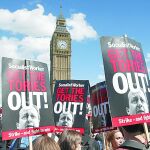 Manifestantes portan pancartas contra David Cameron, ayer, en el centro de Londres