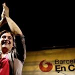 Ada Colau celebra con sus compañeros tras convertirse en la primera mujer que ha ganado las elecciones municipales en Barcelona