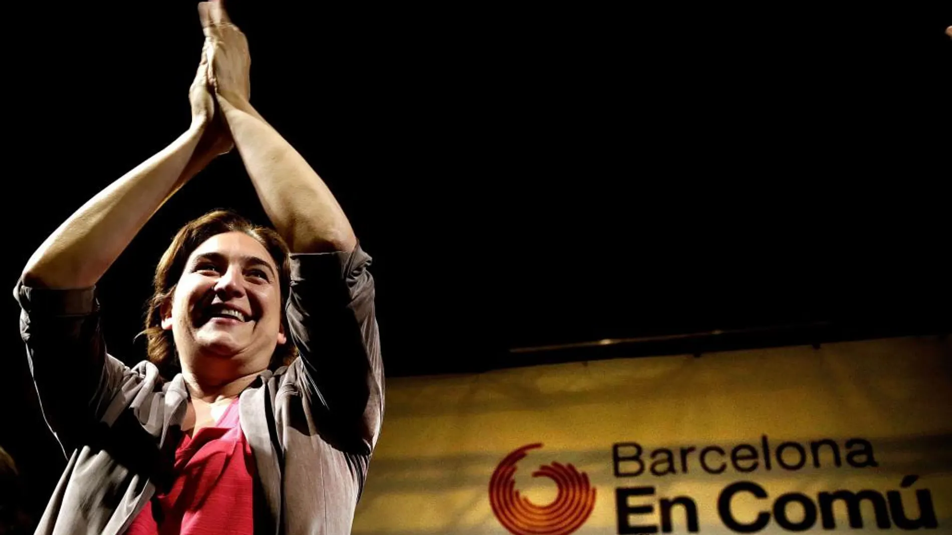 Ada Colau celebra con sus compañeros tras convertirse en la primera mujer que ha ganado las elecciones municipales en Barcelona