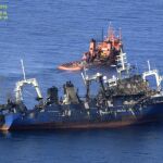 Fotografía del pesquero ruso "Oleg Naidenov", junto al barco de Salvamento Marítimo "Punta Salinas", en una foto de archivo