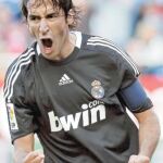 Raúl celebra el primero de los tres goles que le marcó al Sevilla ayer en el Pizjuán