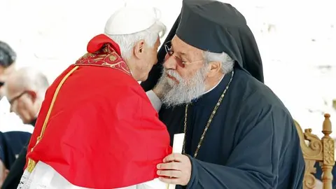 Benedicto XVI llega a Benedicto XVI, más cerca de la Iglesia ortodoxa en Chipreen su primera visita a la isla mediterránea