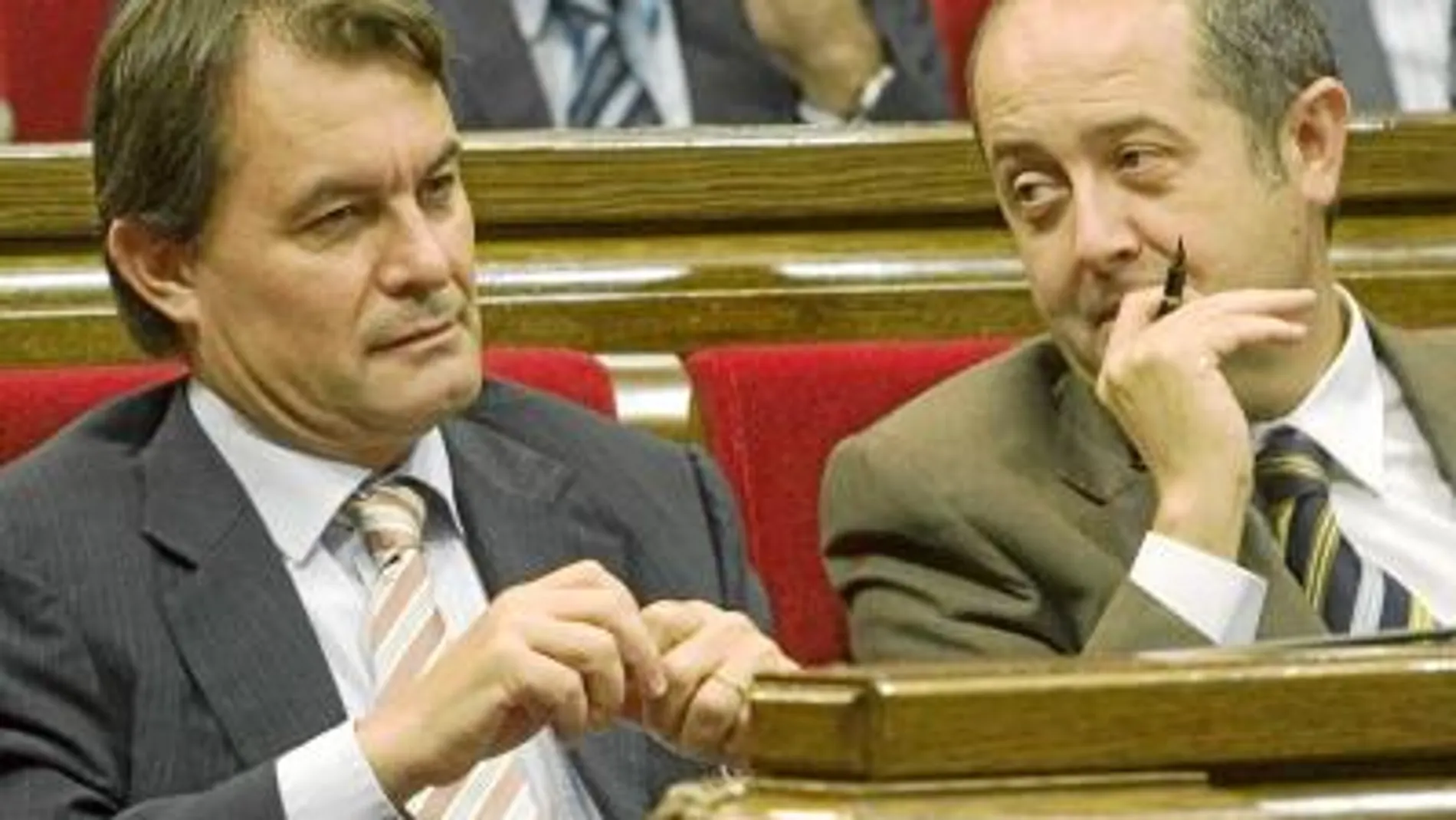 El presidente de CiU, Artur Mas, en el Parlament conversando con el secretario general adjunto de CDC, Felip Puig