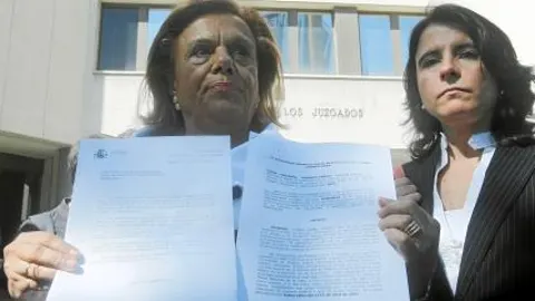 Elena Mudarra, viuda del funcionario Matías Morante de la Calle, ayer en la puerta de los juzgados de Plaza Castilla con su hija Elena