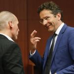 El ministro de Finanzas griego, Yanis Varufakis, conversa con el presidente del Eurogrupo, Jeroen Dijsselbloem