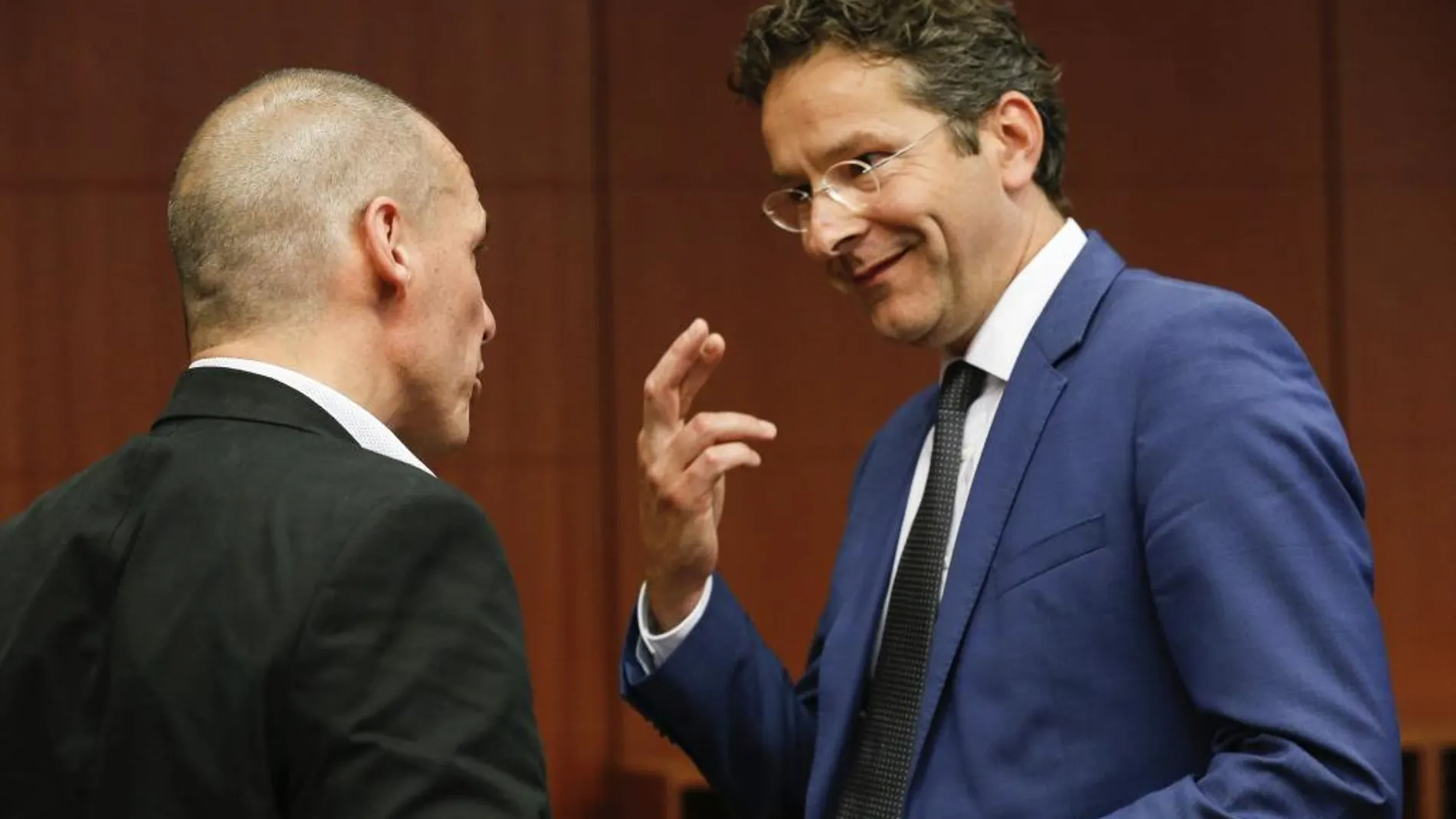 El ministro de Finanzas griego, Yanis Varufakis, conversa con el presidente del Eurogrupo, Jeroen Dijsselbloem