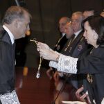 La presidenta del Tribunal Constitucional, María Emilia Casas, impuso la medalla de magistrado de este órgano a Luis Ortega en 2011